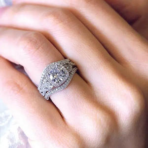 Q964 Anello di fidanzamento da donna in oro bianco con diamante taglio ovale e pietre laterali naturali colore G - Product Image 2