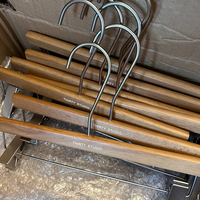 Cintres en bois massif antidérapants et durables pour magasins de vêtements, hôtels, présentoirs de garde-robe, OEM