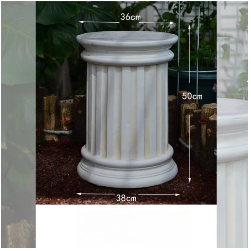 Colonne romaine ronde, blanche, de taille moyenne