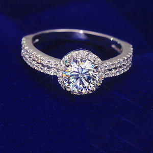 Anello di fidanzamento da donna F1623 in oro bianco con diamante sintetico coltivato in laboratorio, taglio rotondo brillante, colore G, design a halo - Product Image 4