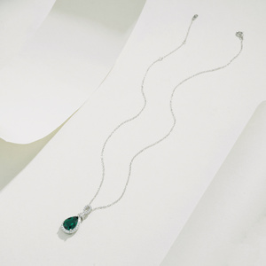 Collar con Colgante de Esmeralda Creada en Laboratorio con Corte de Pera en Plata de Ley 925, Halo con Detalles de Diamantes, Joyería Fina para Mujer - Product Image 2