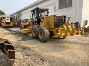 Motoniveladora CAT 140H con Cuchilla y Raspador, Equipo de Construcción Amarillo, 14000 kg, 0-2000 Horas de Trabajo - Product Image 3