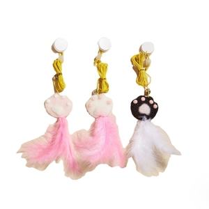 Jouet interactif pour chat en forme de patte de chat en peluche, avec ventouse, cordon élastique, plumes et clochette, très populaire - Product Image 3