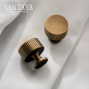 Poignées Santaya en laiton massif bronze antique, à longues poignées en T côtelées pour armoires de chambre et tiroirs de cuisine - Product Image 3