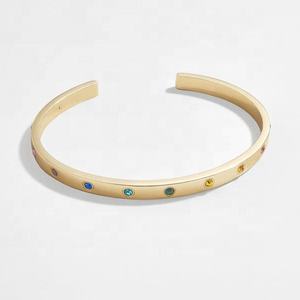 Bracciale a Polsino da Donna Regolabile <span class=keywords><strong>con</strong></span> Apertura in Pietra, Cornice in Ottone Placcato Oro 18K, Stile Classico e Delicato - Product Image 1