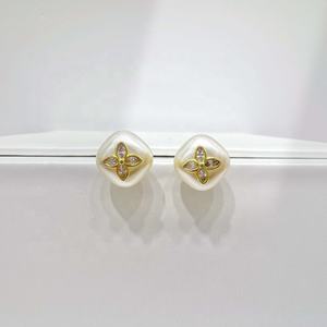 Pendientes pequeños de plata de ley 925 al por mayor, pendientes de verano baratos para mujer, diseño único, vintage, lindos, con perlas, a la moda. - Product Image 2