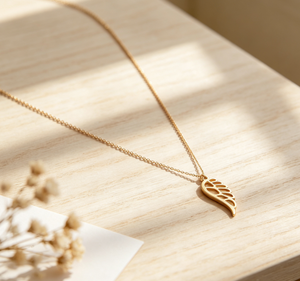 Collar con Colgante de Pluma Hueca de Acero Inoxidable, Cadena Delgada y Elegante, Chapado en Oro, Joyería Minimalista para Mujer, Regalo, Uso Diario - Product Image 6