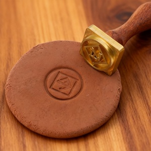 Sceau en argile personnalisé avec logo, motif, texte, forme, style manche en bois multiple - Product Image 4