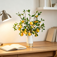 Kunstmatige citroentak met nepfruit en groene bladeren voor bloemstukken, huisdecoratie en tafeldecoratie