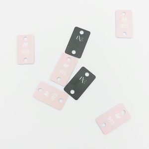 Étiquette rectangulaire en ABS avec numéro et plaque nominative imprimés, numérotée de manière consécutive, pour cintre de vestiaire - Product Image 2