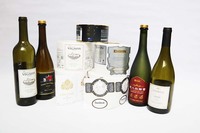 Étiquettes personnalisées en vinyle imperméables avec estampage à chaud doré holographique pour emballage de bouteilles de boissons, vente en gros directe d'usine