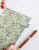 Vente en gros de carnets lignés A5 à couverture rigide en lin, reliés, à ouverture plate, avec porte-stylo et bords dorés