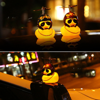 Vélo Moto Voiture Accessoires Décoratifs Canard Jaune avec Ventilateur Mini Canard Clignotant Lumière Jouet Casque Décoration Canard