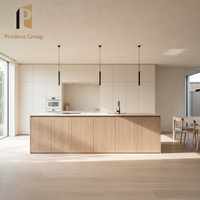 Conception de cuisine moderne avec armoires blanches, projet de construction personnalisé pour villa, armoires de cuisine complètes