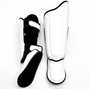 อุปกรณ์ป้องกันขาสำหรับชกมวย Fairtex รุ่นใหม่ ดีไซน์โค้ง สีขาว รับผลิตแบบ OEM ODM พร้อมสกรีนโลโก้ตามสั่ง สำหรับมวยไทย - Product Image 1