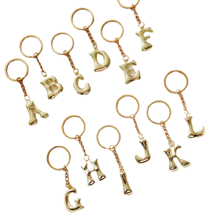 El colgante de llavero de 26 letras más vendido de Yeguang es simple, moderno y versátil. Viene con un colgante metálico en inglés para bolso. - Product Image 2