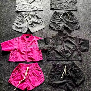 Ensemble de survêtement streetwear personnalisé en nylon léger, chemise boutonnée en polyester et short en nylon, deux pièces, coupe-vent - Product Image 2