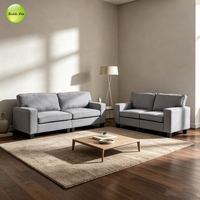 Nouvel ensemble de canapés en tissu au design minimaliste, 2 et 3 places, avec accoudoirs carrés épais et pieds en bois foncé mat, idéal pour les salons familiaux ou plans ouverts.