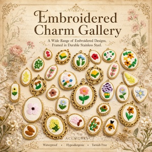 Galerie de breloques brodées |   Pendentif brodé de fleurs en acier inoxydable plaqué or 18 carats, étanche, hypoallergénique, résistant au ternissement - Product Image 1