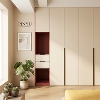 Armoire de chambre intégrée en composite mat crème avec rangement latéral encastré ouvert et miroir