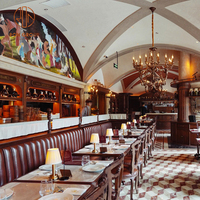 Ensemble de meubles de restaurant, café et bar moderne, tables à manger en bois avec chaises en bois et banquette en cuir marron