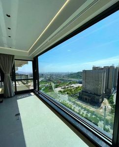 نافذة ألمنيوم حديثة أوتوماتيكية أفقية عازلة للصوت بزجاج مزدوج مقسى وعازل حراري مع شرائح تهوية، معتمدة من إنيرجي ستار - Product Image 1