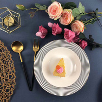 Service d'assiettes de luxe modernes à rayures en porcelaine fine avec motif personnalisé pour mariages et hôtels