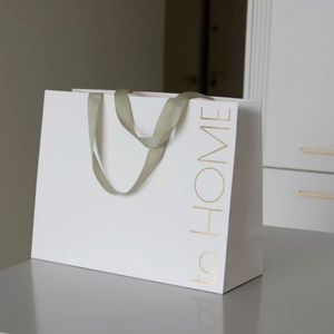 Bolsas de Compras de Papel Blanco <span class=keywords><strong>Crema</strong></span> de Lujo con Logotipo Personalizado Impreso y Asas de Cinta de Satén Verde para Boutique Minorista - Product Image 4