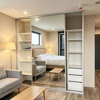 Système de dressing ouvert sur mesure de luxe avec éclairage LED interne intelligent pour la décoration résidentielle haut de gamme