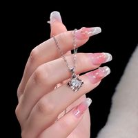 Kalung Liontin Rantai Bambu Paduan Zirkon Berbentuk Semanggi Empat Daun Wanita Minimalis Mewah Ringan Elegan Berkualitas Tinggi untuk Penggunaan Sehari-hari.