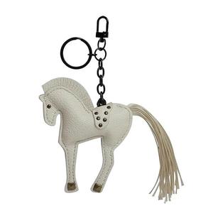 Llavero de cuero PU con diseño de perro a la moda Zenos, bonito colgante de caballo de la suerte hecho a mano en Guangdong, amuleto para bolso y coche - Product Image 2