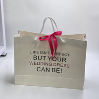 Marque de luxe personnalisée sac à main de style ruban pliable réutilisable beige sac d'emballage sacs à provisions en papier avec logo brillant