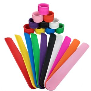 Bracelets promotionnels en silicone personnalisés QM unisexe avec logo pour événements – Bracelets en caoutchouc silicone personnalisables à clipser - Product Image 1