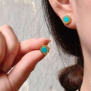 Pendientes de tuerca circulares de turquesa clásicos con accesorio de moda geométrico con bordes dorados - Product Image 5