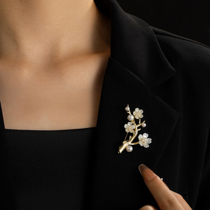Muyu Plum Blossom Brooch Gold Pearl Flower Women's Wedding Fashion Jewelry Accessory - Product Image 4