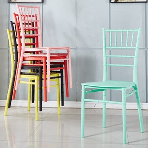 Chaises de <span class=keywords><strong>réception</strong></span> de <span class=keywords><strong>mariage</strong></span> empilables en plastique blanches pour mariés, avec différentes couleurs, vente en gros, nouveauté - Product Image 2