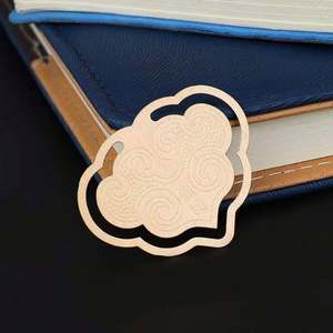 Marcapáginas de Metal de Alta Calidad con Espinas de Rosa y Dije Colgante con Logotipo - Product Image 3