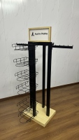 Support d'affichage personnalisé en bois Apache pour vêtements et accessoires, idéal pour les collections de t-shirts et de casquettes dans les magasins de vêtements et les boutiques de détail