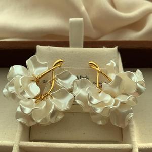 ตัวแทนจัดหาสินค้า 1688 Taobao ต่างหูรูปดอกไม้สำหรับผู้หญิง ขายส่ง - Product Image 3