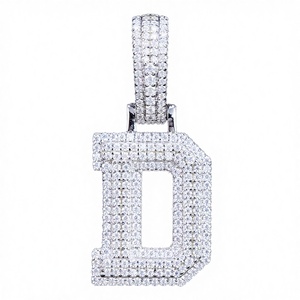 Pendentif de luxe en moissanite lettre D, en argent 925, serti griffe, taille brillant rond, unisexe, à thème religieux, pour soirée - Product Image 2