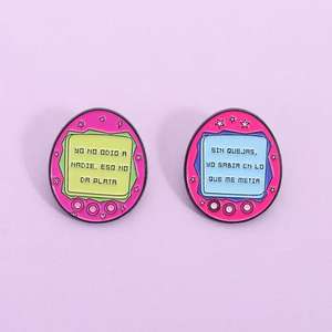 Pin <span class=keywords><strong>de</strong></span> Aleación <span class=keywords><strong>de</strong></span> Zinc con Diseño <span class=keywords><strong>de</strong></span> Tamagotchi y Fruta, con Citas en Español, Joyería <span class=keywords><strong>de</strong></span> Regalo al por Mayor - Product Image 1