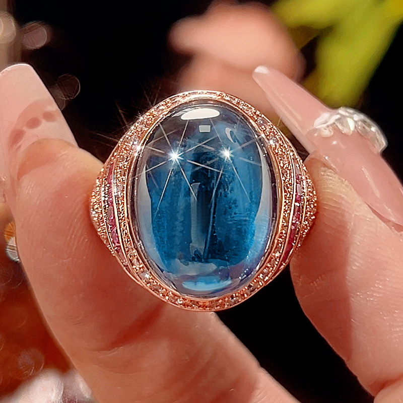 Bague ajustable en or rose avec cristal bleu pointu