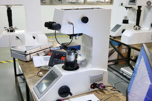 FHV-1000MDT Tester di Durezza Digitale Automatico Vickers da 1000gf 1kgf con Schermo Touch - Product Image 3