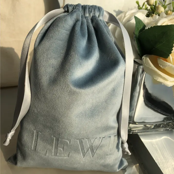 Özel logo baskı kabartmalı logosu yumuşak açık mavi peluş kadife kese ambalaj kadife kese çanta için ayakkabı elbise toz torbası