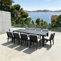 Ensemble de salle à manger d'extérieur moderne, durable et confortable, chaises en aluminium résistantes aux intempéries, meubles de patio pour villa et hôtel
