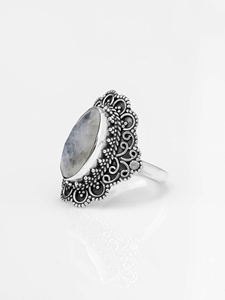 RAINBOW MOONSTONE pierre Mystic Flora Ring présente de superbes grands ovales élégamment entourés de motifs floraux argentés complexes - Product Image 2