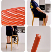 Tabouret haut moderne et minimaliste en plastique, chaise de bar pour la maison, sensation de luxe léger, confortable pour une longue assise, avec dossier pour îlot de cuisine ou caisse.