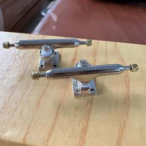 Truck de Aleación para Fingerboard de 32mm y 34mm a Bajo Precio con Tuercas de Bloqueo - Product Image 5