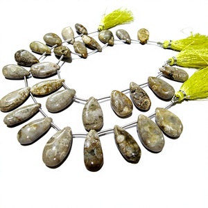 Cuentas de coral fósil natural en forma de pera, lisas y suaves, tipo briolette, en hilo de 8 pulgadas de largo. - Product Image 1