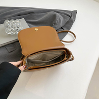 Sacs minimalistes de créateur pour femmes 2025 Sacs à bandoulière en cuir PU Sacs à bandoulière tendance en forme de selle